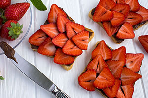 tostada con crema de chocolate y fresas